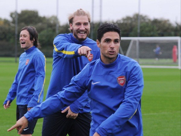 Nicklas Bendtner dan Mikel Arteta bermain bersama di Arsenal antara 2011 dan 2014