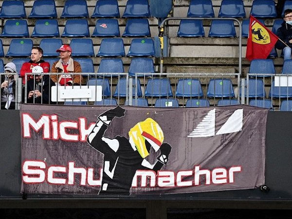 Penonton membawa bendera Mick Schumacher menanti debutnya bersama Ferrari.