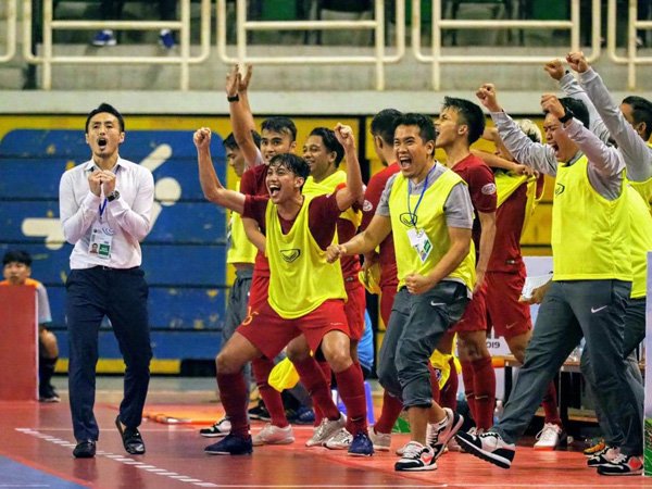 Pelatih timnas futsal Indonesia, Kensuke Takahashi (kiri)