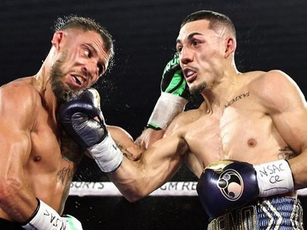 Teofimo Lopez (kanan) tetap tak terkalahkan usai mengalahkan Vasyl Lomachenko.(Images: Getty)