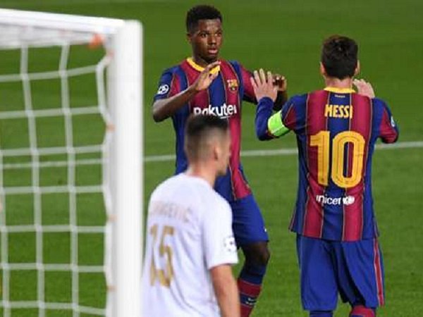 Ansu Fati melakukan selebrasi dengan Lionel Messi. (Images: Getty)