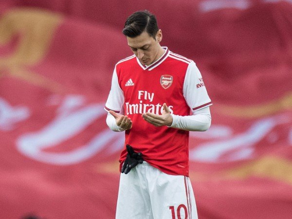 Mesut Ozil tidak terdaftar dalam skuat Arsenal di Liga Europa dan Premier League
