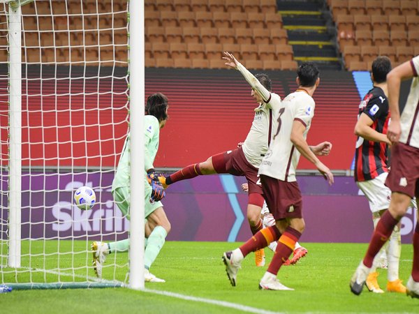 Momen kala Marash Kumbulla mencetak gol ketiga AS Roma saat bermain imbang 3-3 melawan AC Milan (27/10) / via Getty Images