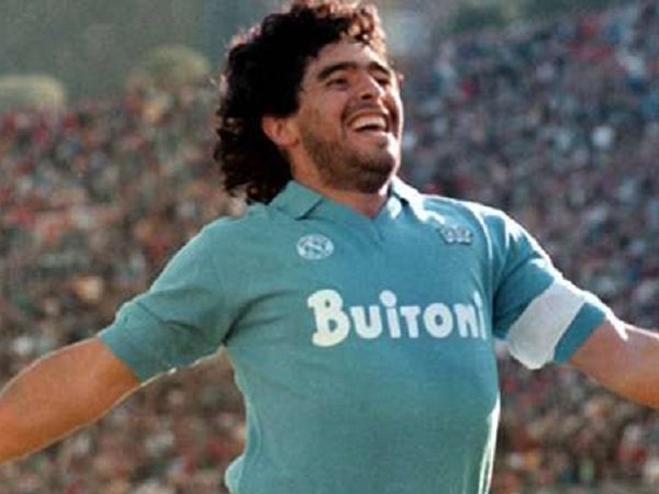 Real Sociedad meledek legenda Napoli, Diego Maradona.