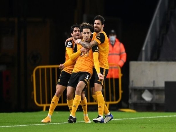 Para pemain Wolves merayakan gol Rayan Ait-Nouri ke gawang Crystal Palace (31/10) / via Getty Images