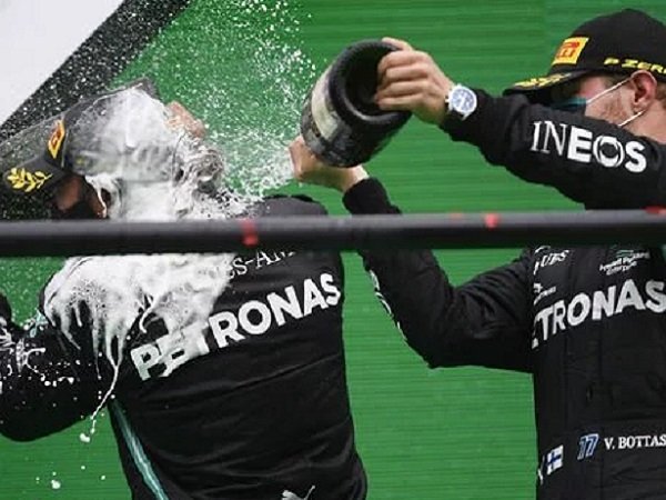 Duo Mercedes, Lewis Hamilton dan Valtteri Bottas melakukan selebrasi. (Images: Getty)