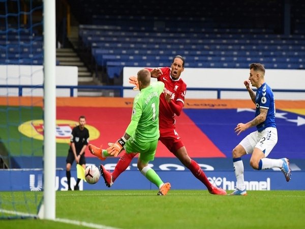 Memphis Depay kesal dengan ulah Jordan Pickford mencederai Virgil van Dijk / via EPA