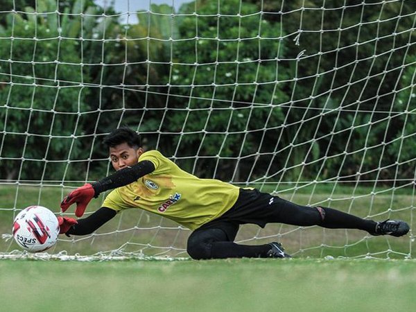 Kiper PSS Sleman, Dimas Fani Firmansyah berlatih dengan Joko Ribowo selama Liga 1 libur