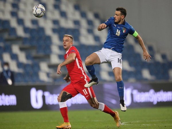 Kapten Timnas Italia yaitu Alessandro Florenzi, berebut bola dengan pemain Polandia Kamil Grosicky / via EPA
