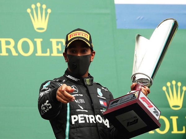 Mercedes akan fokus perpanjang kontrak Lewis Hamilton.