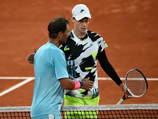 Jannik Sinner [kanan] dan Rafael Nadal [kiri] usai lakoni perempatfinal French Open 2020