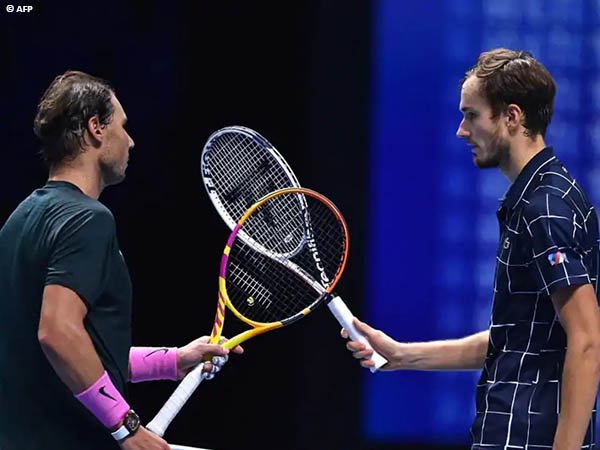Daniil Medvedev [kanan] usai kalahkan Rafael Nadal [kiri] di semifinal ATP Finals 2020