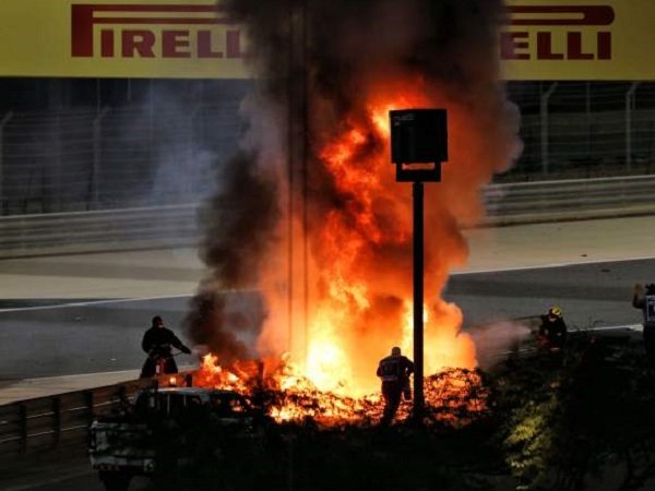 Mobil Romain Grosjean terbakar usai kecelakaan. (Images: Crash)