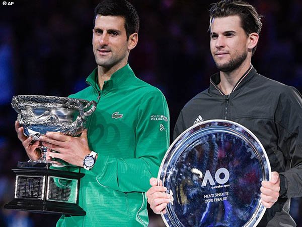 Juara Australian Open 2020, Novak Djokovic [kiri] dan runner up, Dominic Thiem [kanan]