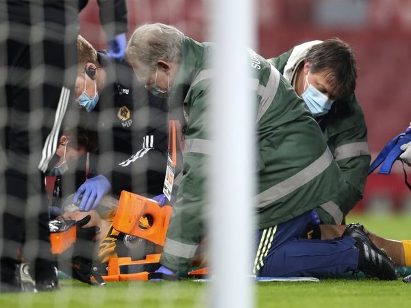 Raul Jimenez mendapatkan pertolongan medis usai tak sadarkan diri pasca berbenturan dengan David Luiz di laga Arsenal vs Wolves (29/11) / via Getty Images