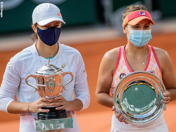 Iga Swiatek [kiri] kalahkan Sofia Kenin [kanan] di final French Open 2020