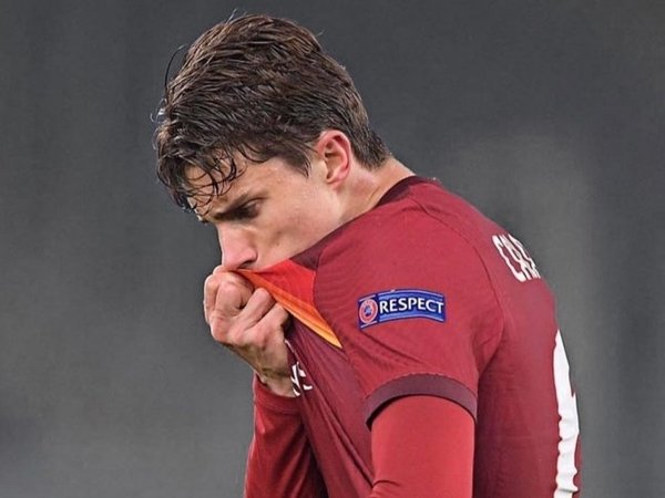 Ekspresi Riccardo Calafiori usai mencetak gol debutnya untuk AS Roma di laga kontra Young Boys (4/12) / via Getty Images