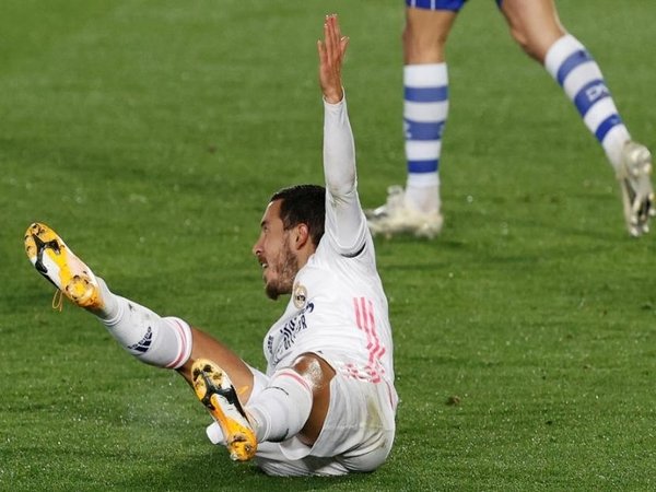 Eden Hazard terjungkal saat Real Madrid kalah 1-2 dari Deportivo Alaves pekan lalu (29/11) / via Getty Images