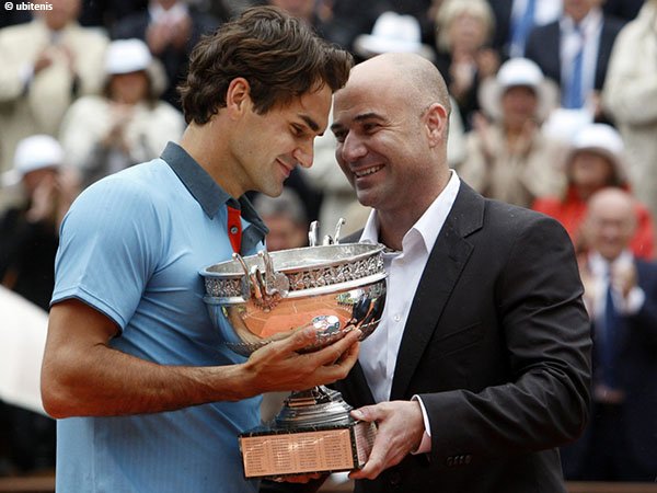 Andre Agassi [kanan] dan Roger Federer [kiri] di French Open 2009