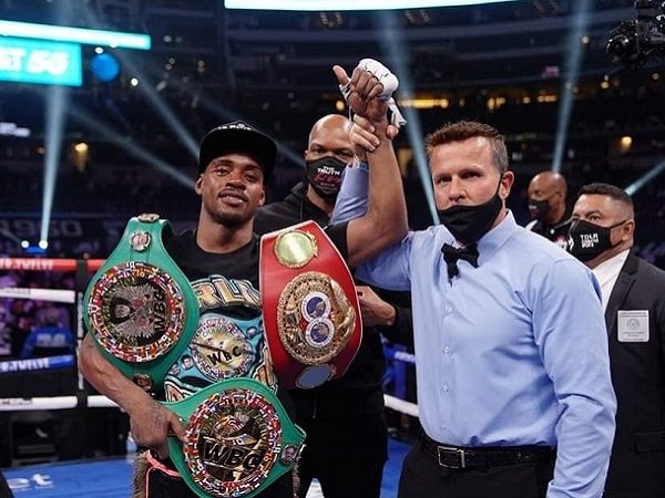 Errol Spance Jr berhasil mempertahankan gelar juara kelas welter miliknya yakni WBC dan IBF