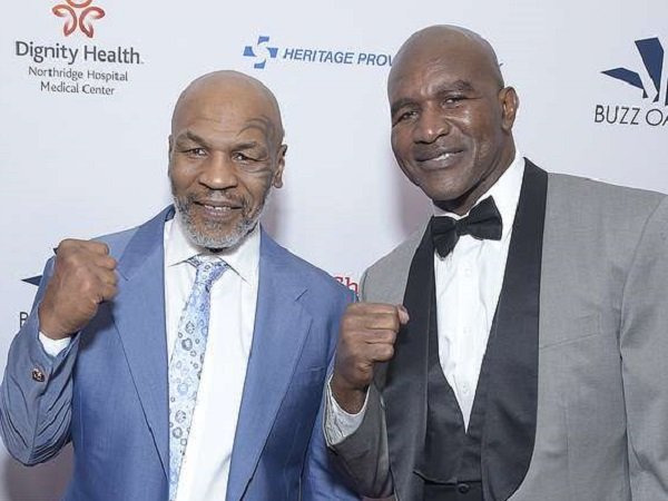 Mike Tyson saat bersama Evander Holyfield. (Images: Getty)