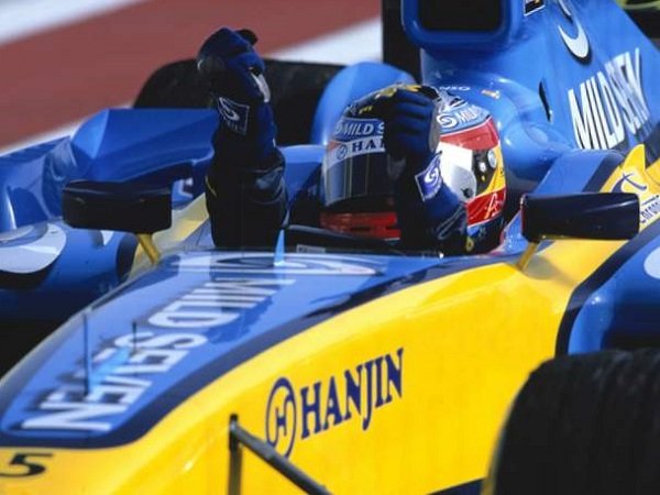 Fernando Alonso saat menggeber mobil R25. (Images: Renault)