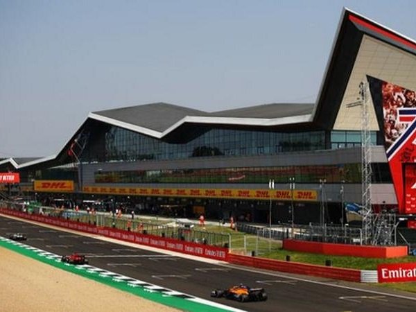 Nama Lewis Hamilton jadi salah satu nama di Sirkuit Silverstone.