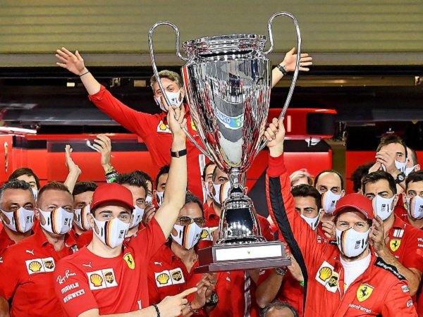 Ferrari berikan trofi sebagai bentuk salam perpisahan untuk Sebastian Vettel. (Images: Ferrari)