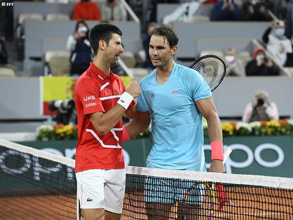 Novak Djokovic [kiri] menjadi petenis peringkat 1 dunia ATP akhir musim 2020