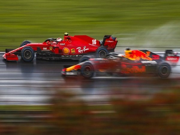 Pebalap Red Bull Racing, Max Verstappen saat balapan dengan Charles Leclerc. (Images: Motorsport)