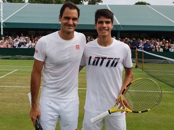 Carlos Alcaraz [kanan] mendapatkan pengalaman unik bersama Roger Federer [kiri] di Wimbledon 2019
