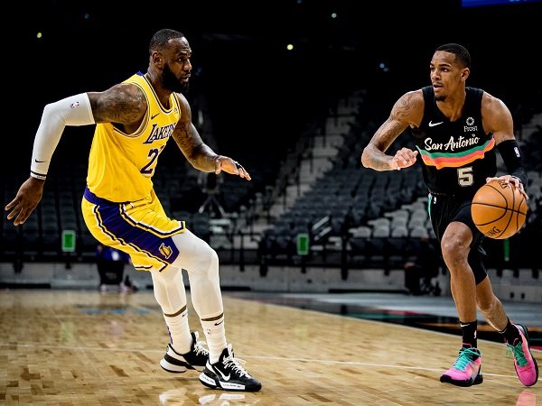 Los Angeles Lakers buat San Antonio Spurs tak berdaya di kandang.