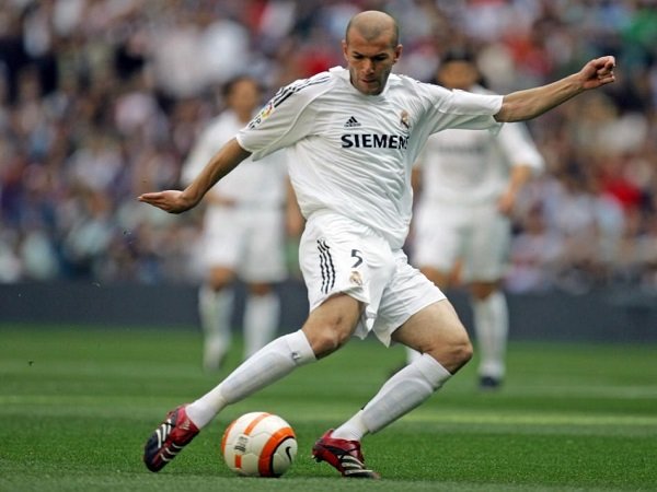 Zinedine Zidane saat masih membela Real Madrid.