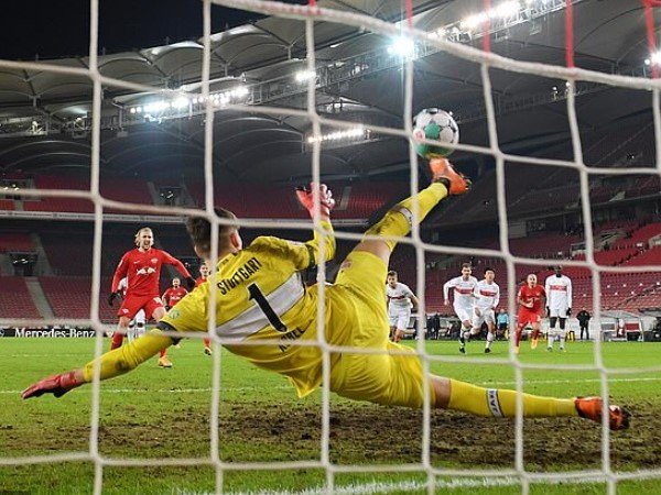Kiper VfB Stuttgart, Gregor Kobel Selamatkan Tendangan Penalti Emil Forsberg