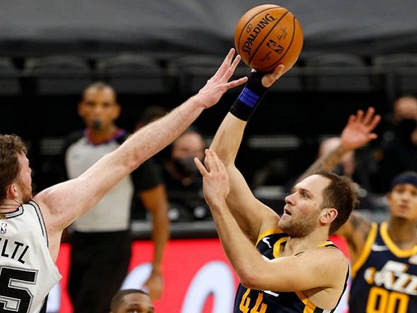 Pemain Utah Jazz, Bojan Bogdanovic saat melawan San Antonio Spurs. (Images: NBA)