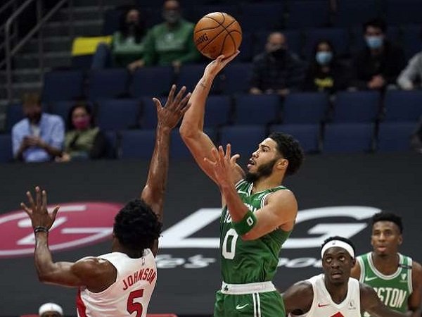 Pemain Boston Celtics, Jayson Tatum (0) saat melawan Toronto Raptors.