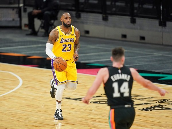 LeBron James sebut permainan Lakers masih belum sempurna.