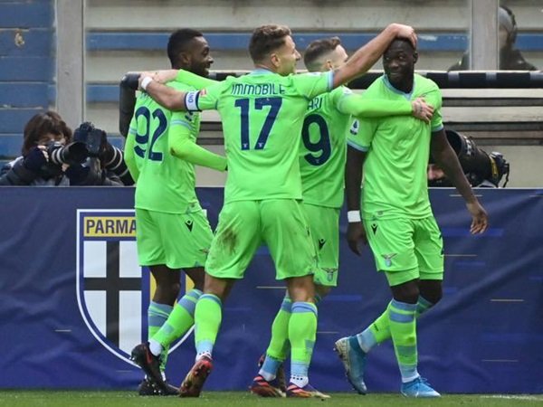 Lazio merayakan kemenangan atas Parma