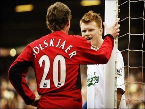 Legenda Liverpool yaitu John Arne Riise (jersey putih), memuji kinerja Ole Gunnar Solskjaer bersama MU di musim ini / via Getty Images