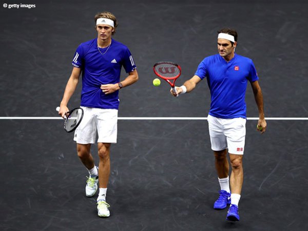 Alexander Zverev [kiri] bergabung dengan firma manajemen Roger Federer [kanan] pada paruh kedua musim 2019