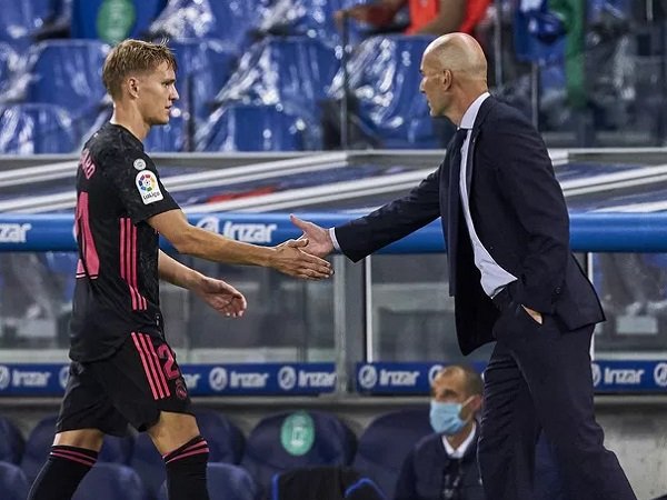 Martin Odegaard bersama Zinedine Zidane. (Images: Getty)