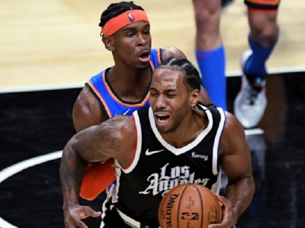 Bintang Los Angeles Clippers, Kawhi Leonard dijaga ketat pemain Oklahoma City Thunder.