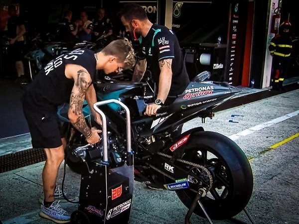 Fabio Quartararo ungkap alasannya selalu ikut bantu kru tim siapkan motor.