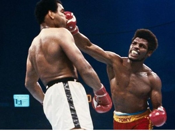 Leon Spinks saat melawan Muhammad Ali. (Images: Getty)