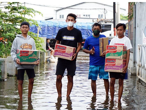 Psis semarang menyerahkan bantuan kepada warga terdampak banjir