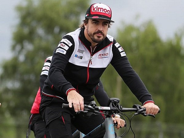 Fernando Alonso mengalami kecelakaan saat sedang bersepeda. (Images: Getty)