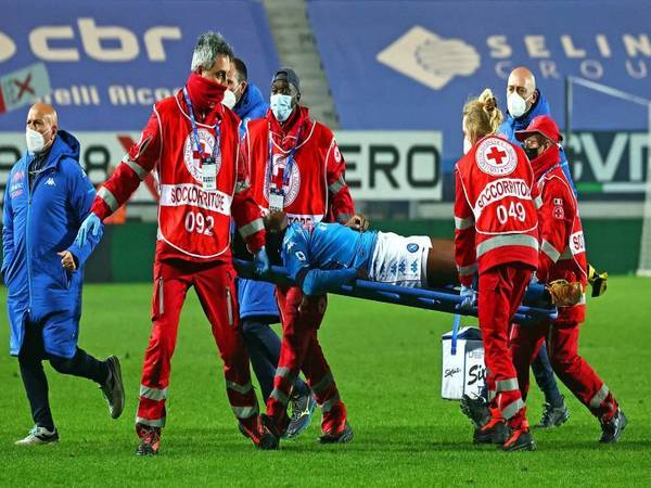 Victor Osimhen ditandu oleh tim medis Gewiss Stadium setelah striker Napoli tersebut bertabrakan dengan bek Atalanta yaitu Cristian Romero / via EPA