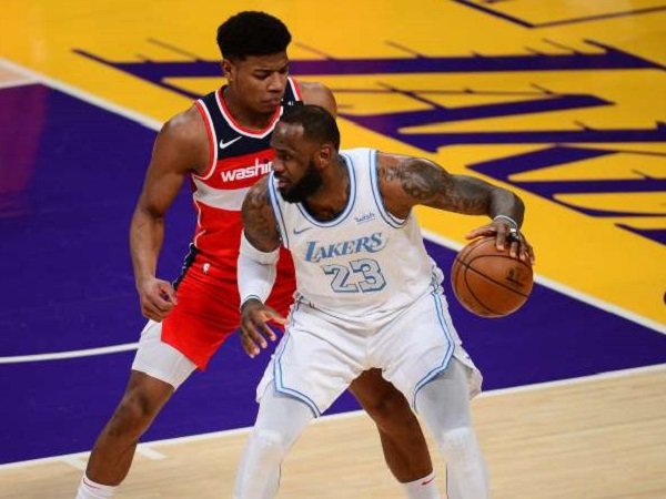Bintang Los Angeles Lakers, LeBron James dijaga ketat Washington Wizards.