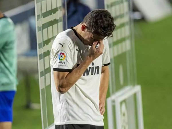 Gabriel Paulista menitikkan air mata usai Valencia dibantai Getafe 0-3 (28/2) / via Marca