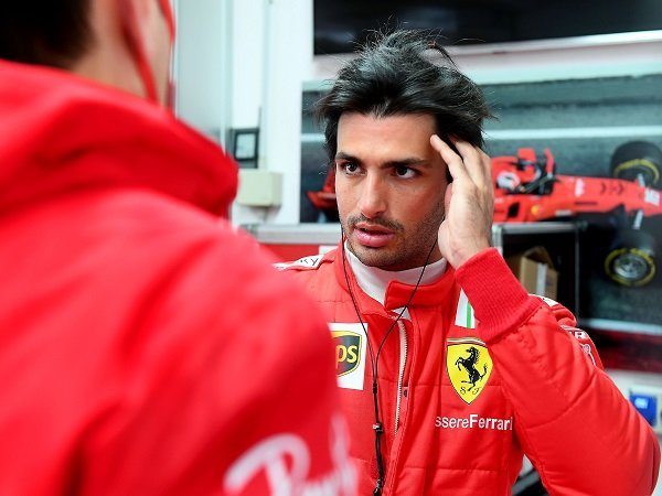 Carlos Sainz Jr bertekad untuk saingi Lewis Hamilton dan Mercedes.